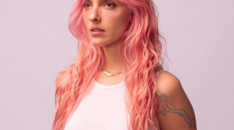 LA VOZ QUE DESLUMBRÓ A NUEVA YORK, DE BUENOS AIRES AL MUNDO CARMEN SÁNCHEZ VIAMONTE PRESENTA SU SINGLE RAYOS LÁSER